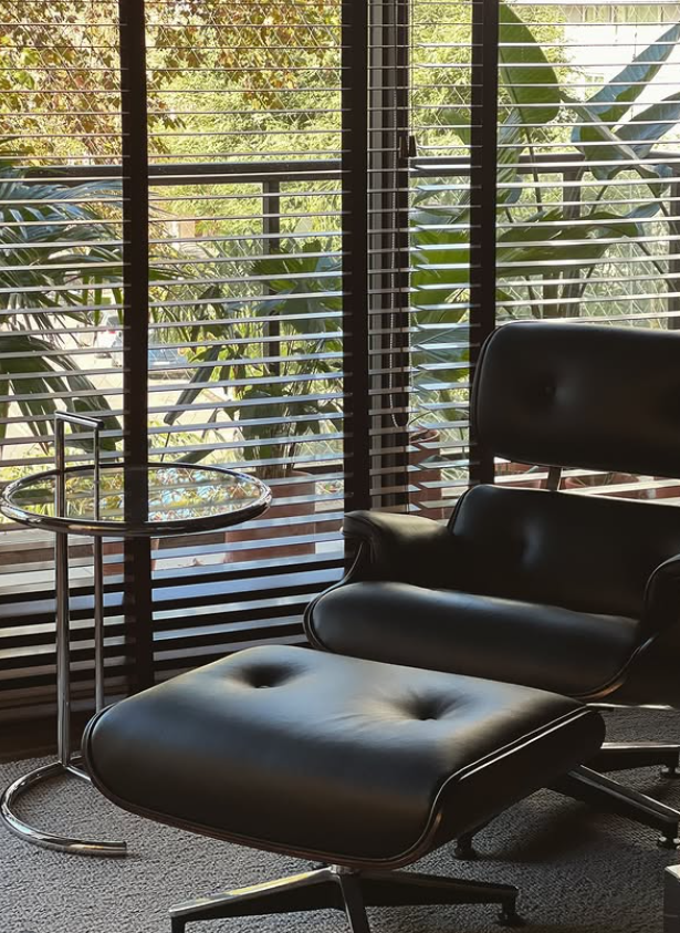 Ambiente con cortinas instaladas